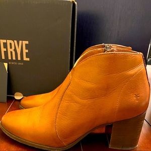FRYE Women's Nora Zip Short Ankle Boot nutmeg 11M